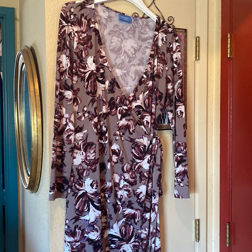 Vera Wang simply Vera collection beautiful floral wrap dress.